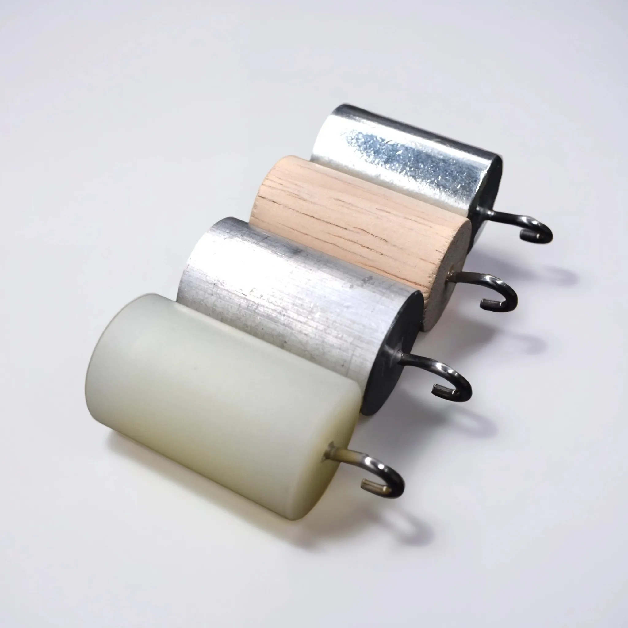 Набор тел равного объема (сталь, алюминий, пластик и дерево) цилиндры